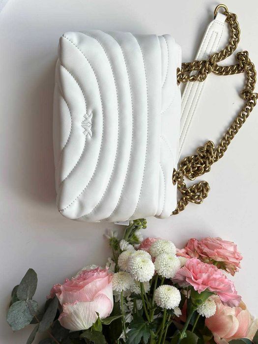 Біла сумка Pinko , білий пуф Pinko