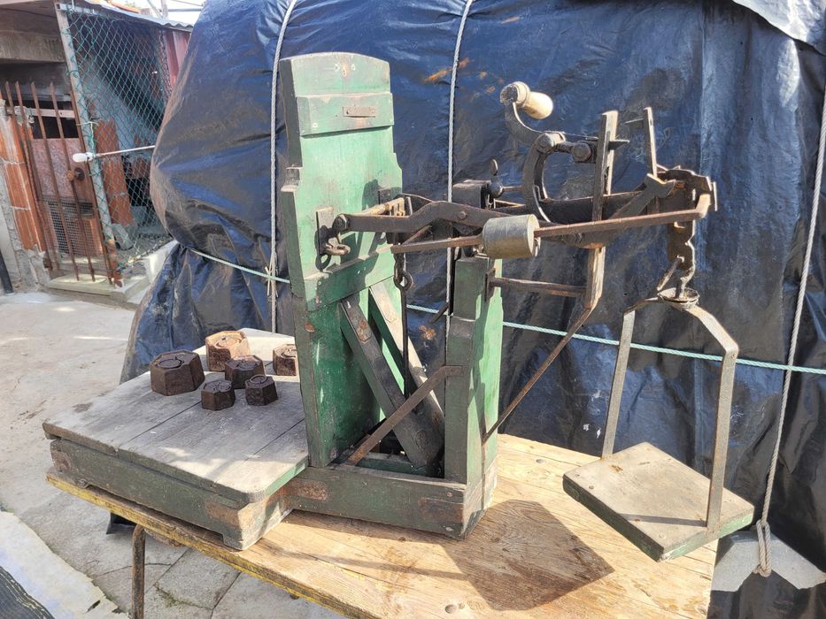 Balança antiga de madeira e ferro com pesos