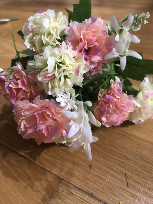 Sztuczne kwiaty w bukiecie