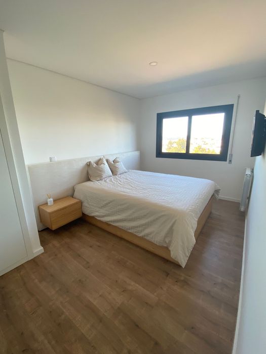 Cama de Casal com cabeceira incorporada
