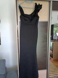 Czarna wieczorową sukienka z falbaną