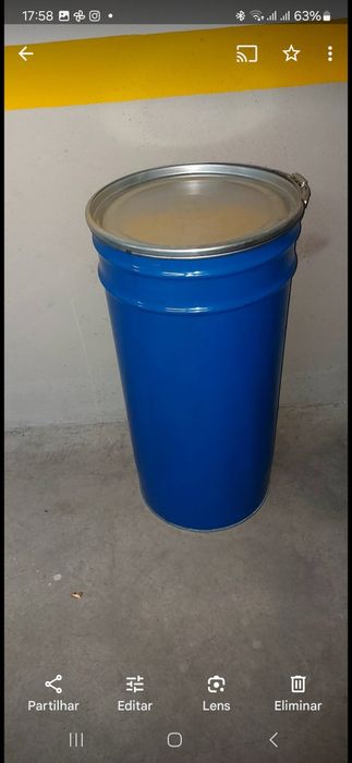 Latas azuis de 100 litros c/ tampa e fecho  77x38