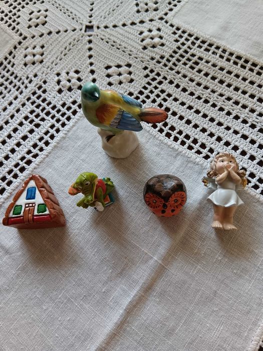 Vários bonecos em miniatura