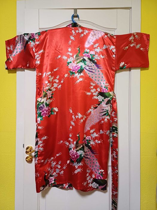 Халат кімоно з поясом, довжина 114 см.