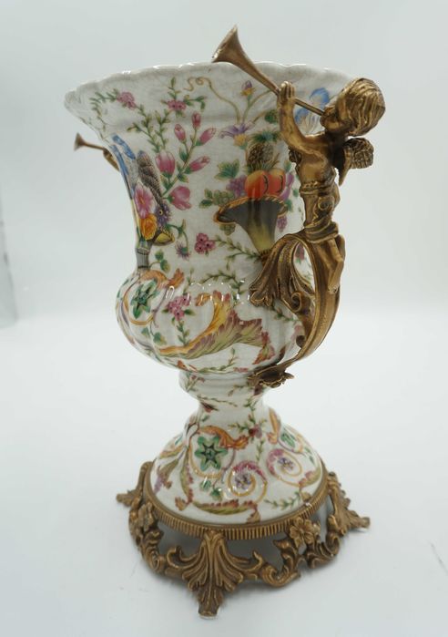 WAZON amfora porcelana z brązem chłopcy z trąbkami