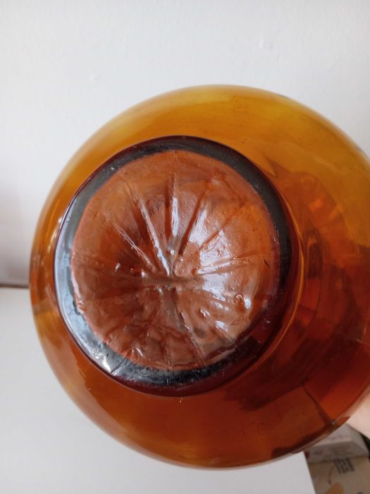 Jarra em vidro tom âmbar para flores.