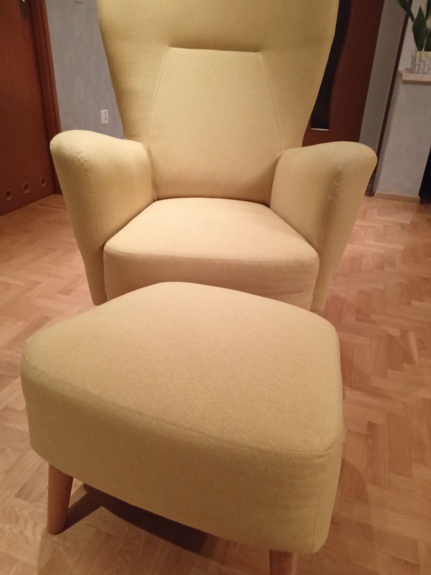 Fotel z podnóżkiem w kolorze ,, spokojny żółty ,, do salonu