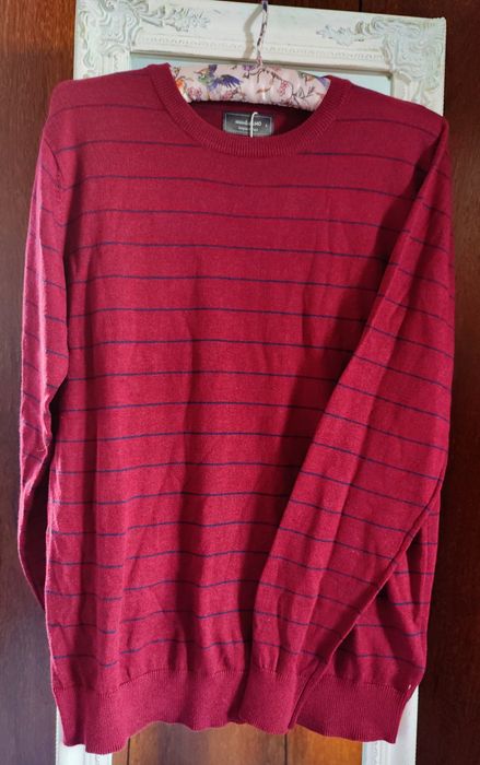 Camisola vermelha com riscas – casual e confortável