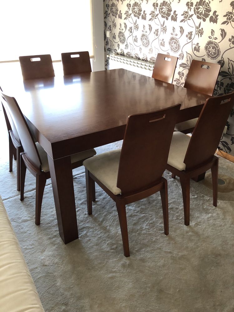 Mesa de sala em madeira quadrada com ou sem cadeiras