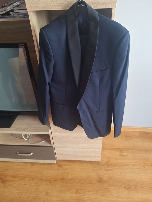 Garnitury dwa niebieskie jeden czarny