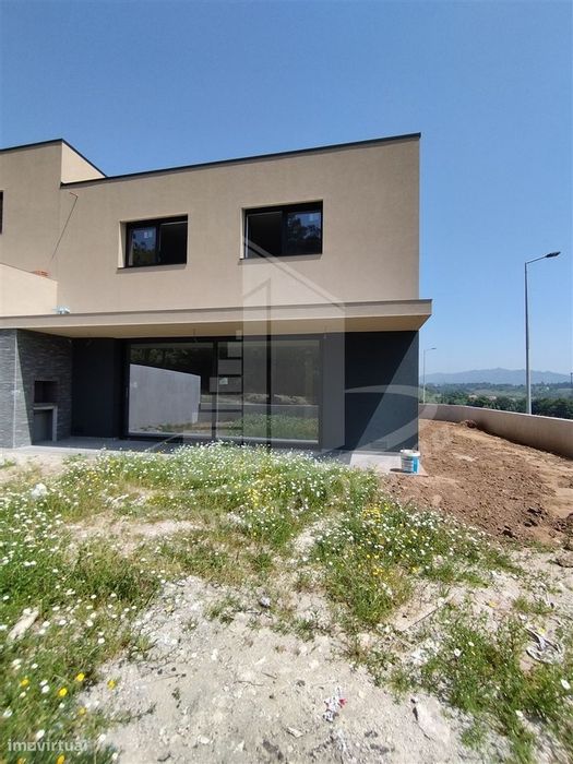 Moradia de 2 pisos em avançado estado de construção