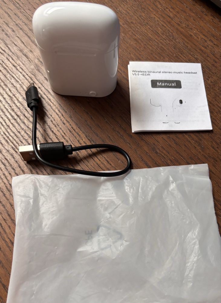 Słuchawki bezprzewodowe bluetooth białe z bazą do ładowania i kablem