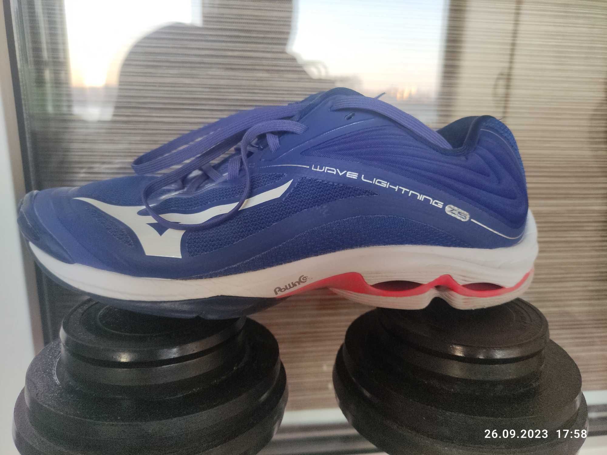 Волейбольные кроссовки mizuno 43