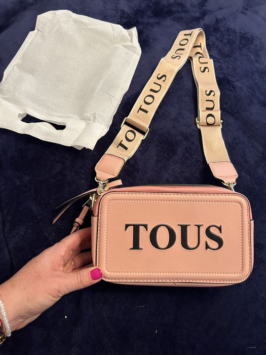 Torebka Tous pudrowa rozowa na pasku kopertowka listonoszka nerka