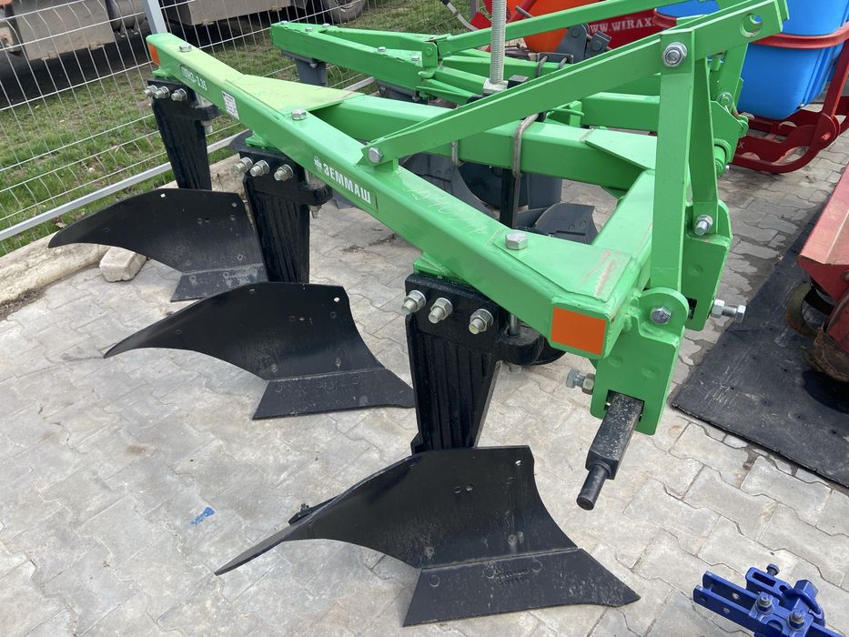 Плуг 3 корпусний , є доставка