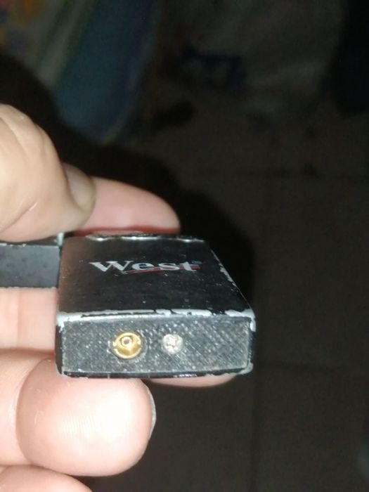 Isqueiro da West bem funcional ao vento