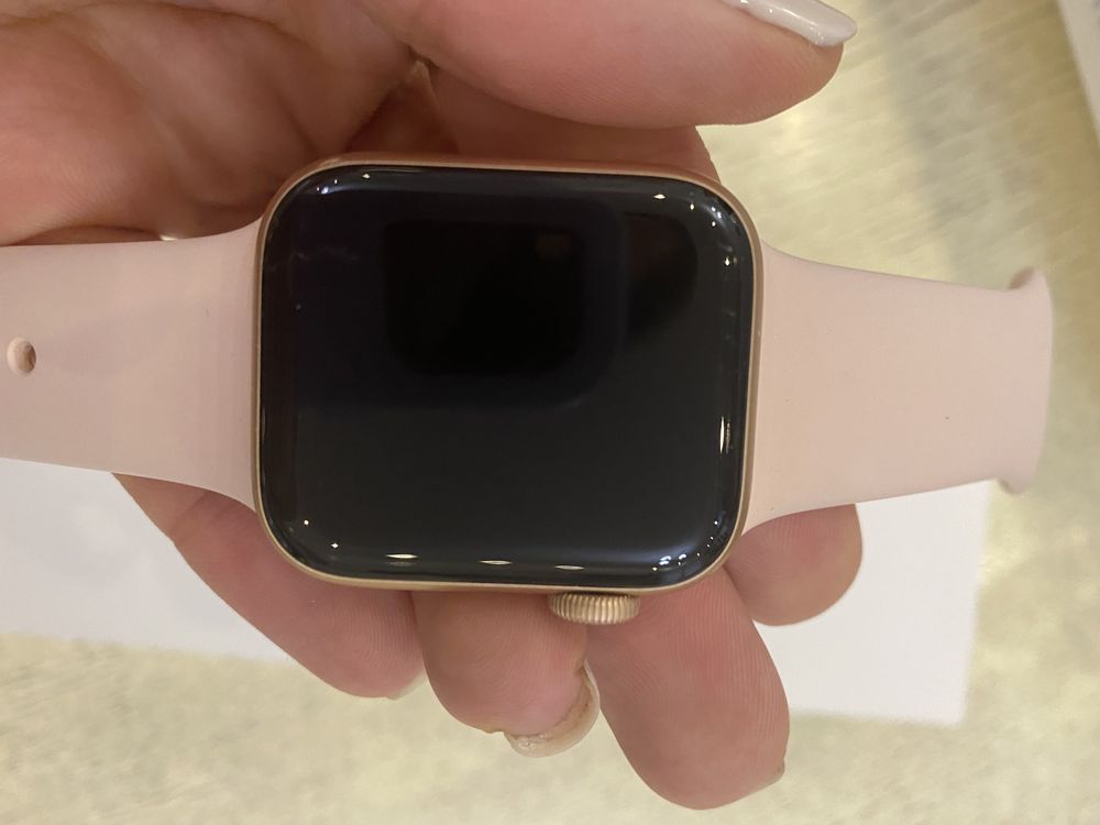 Продам новые часы Apple  watch 4,44 диаметр