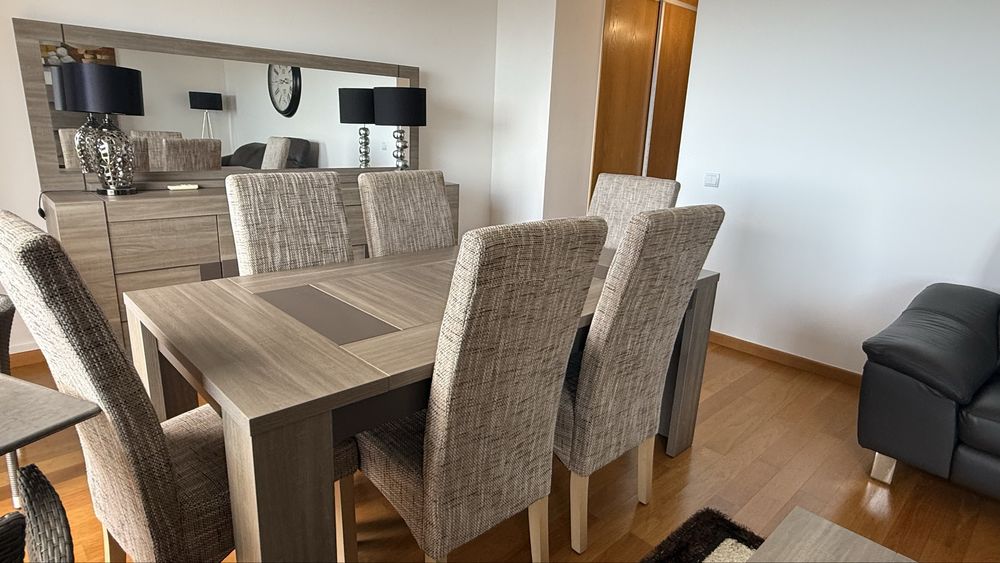 Mesa com comjunto de 6 cadeiras