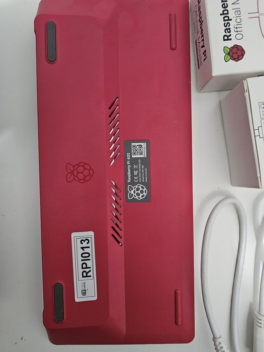 Raspberry PI400 + Fonte + Teclado + Guia