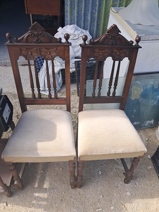 Duas cadeiras antigas