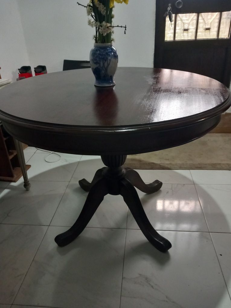 Vendo mesa de jantar com  4 cadeiras bom estado