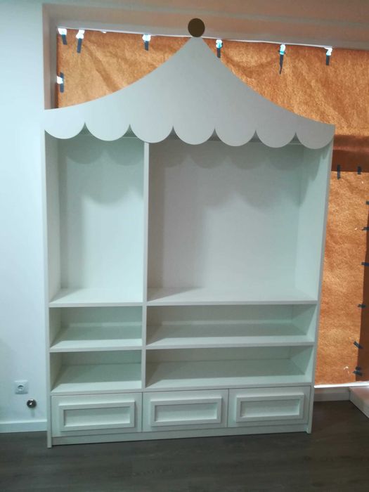 Estante para roupa em laminado