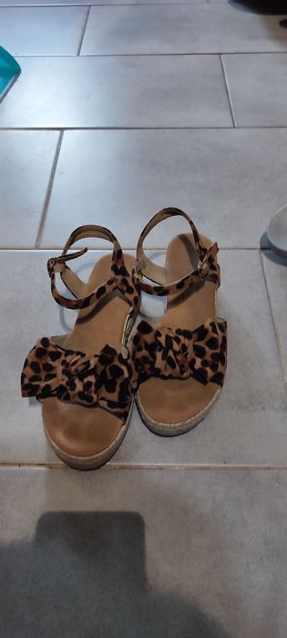 Sandały na platformie w panterkę
