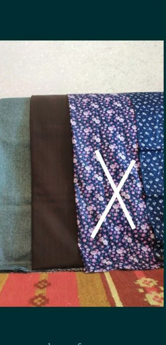 Відрізи різних натуральних тканин.