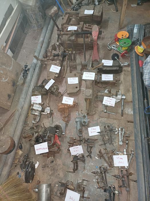 Домкраты. Топоры,Тиски станочные. кузнечные, слесарные . Петли точеные