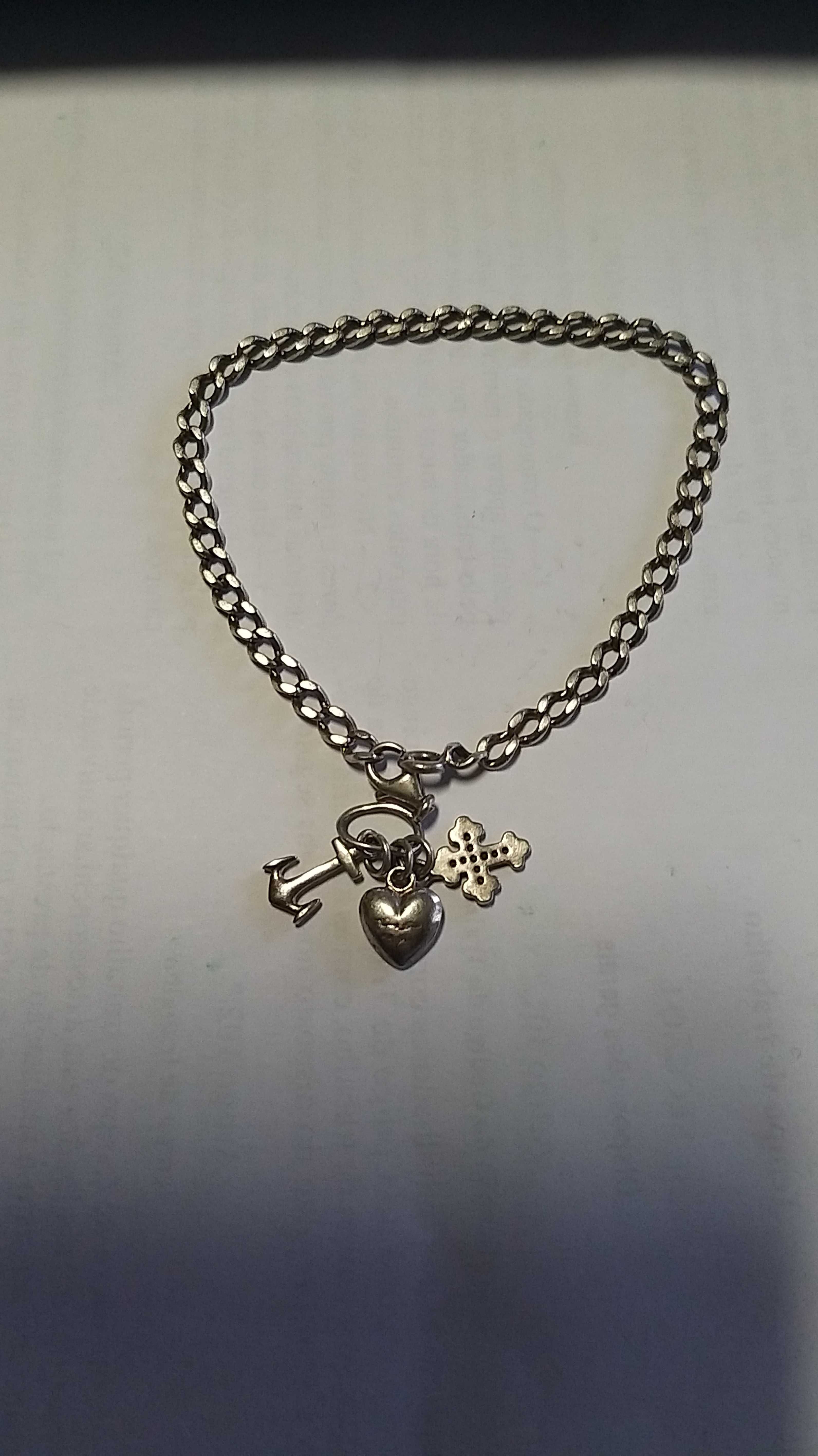 pulseira em prata com pingentes