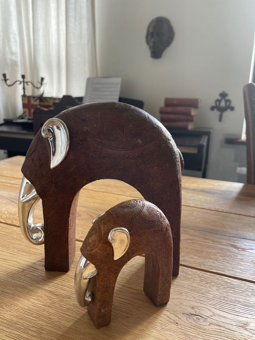 Drewniane słoniki z elementami metalu