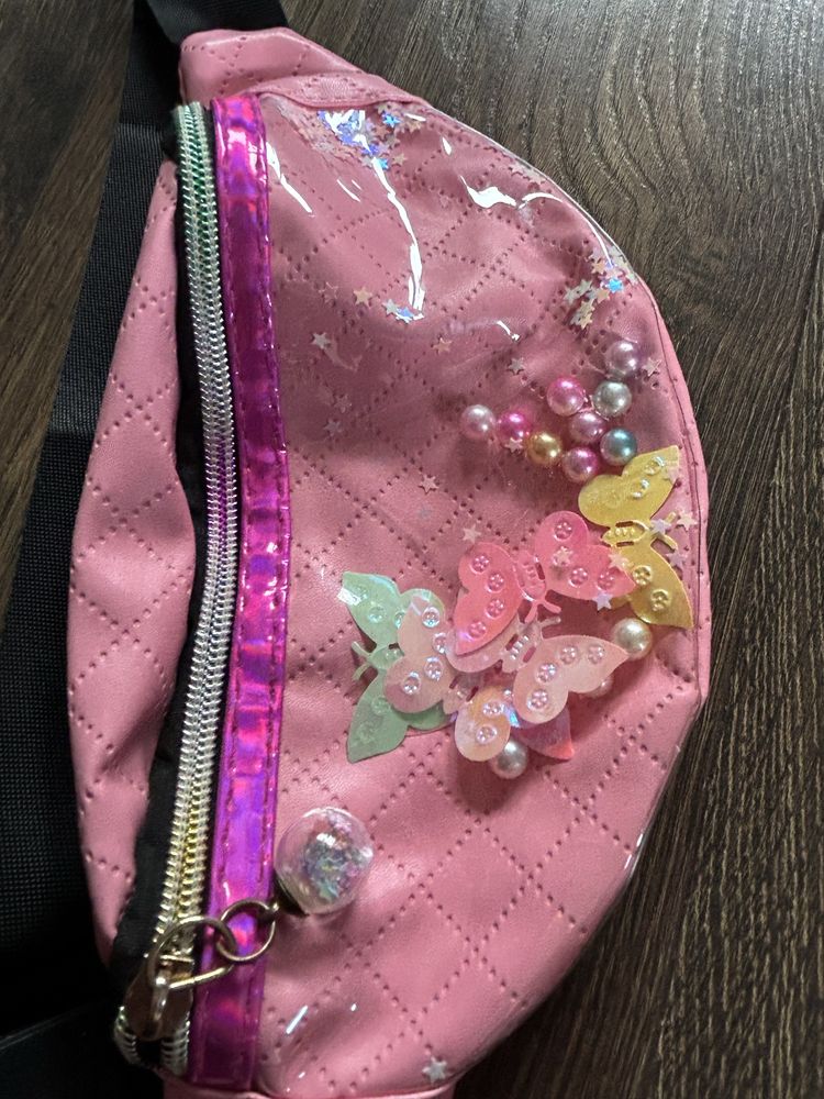 Różowa nerka dla dziewczynki mała torebka saszetka ozdoby motylki
