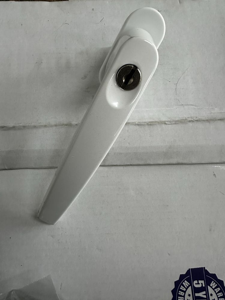 Ручка віконна з ключем біла