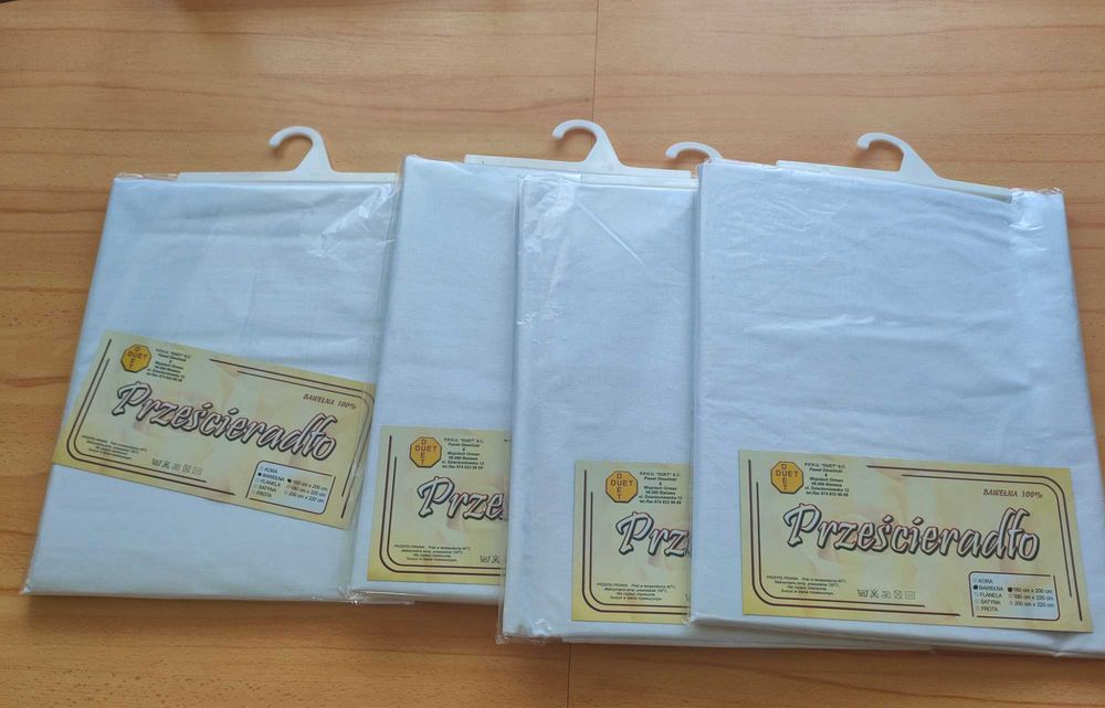 4 prześcieradła. Nowe, w folii.