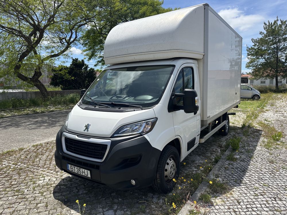 Peugeot Boxer com elevatoria traseira