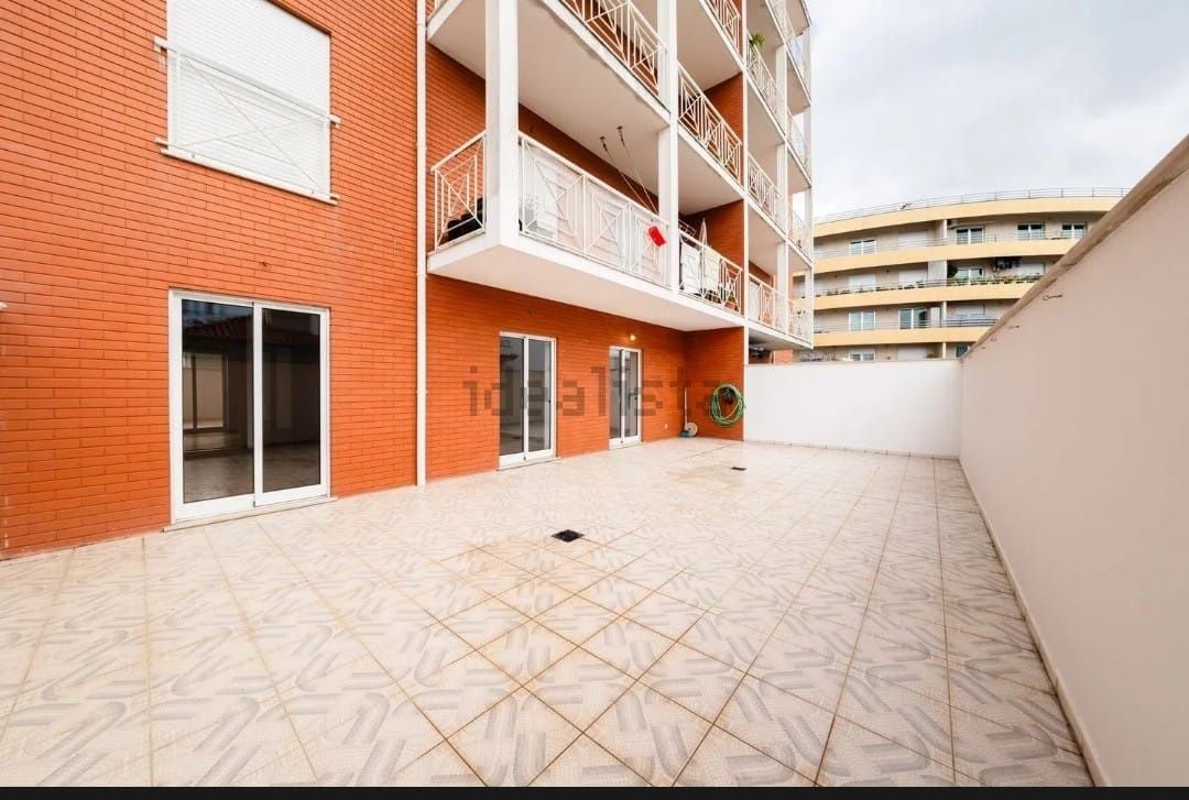 Alugo T3 com terraço e garagem
