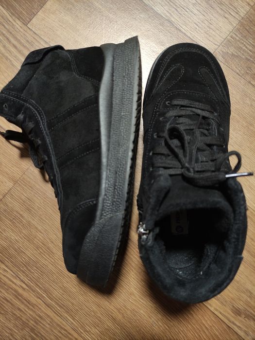 Жіночі зимові кросівки 39 черевики
