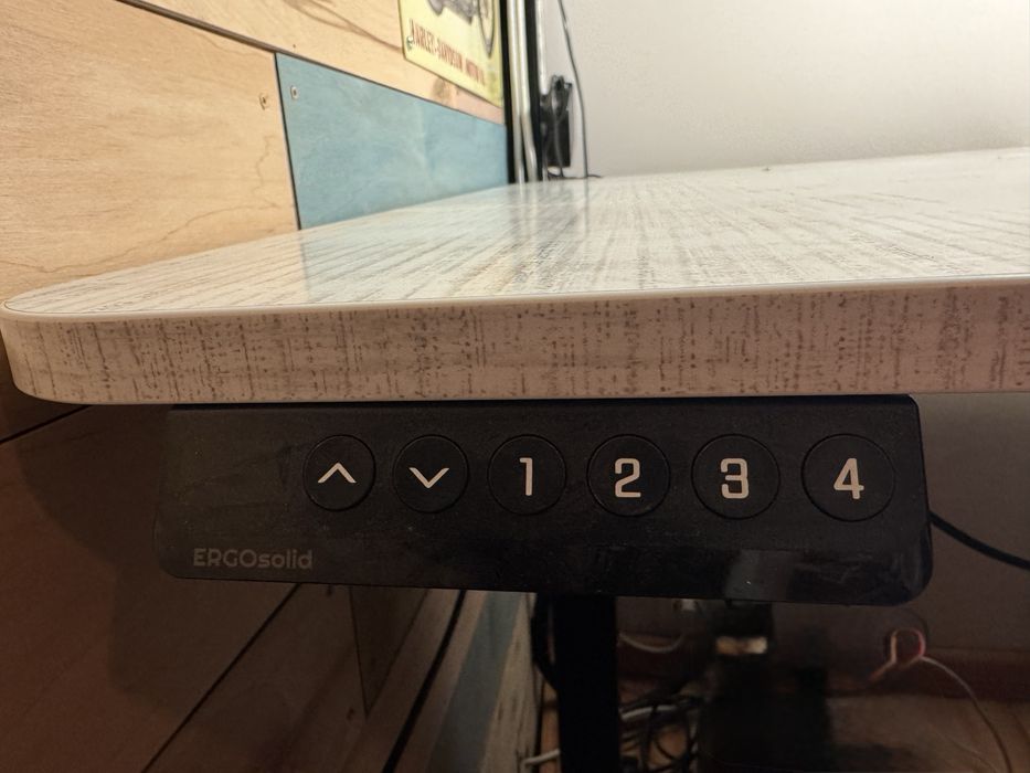 Biurko podnoszone elektrycznie i fotel gamingowy Ikea