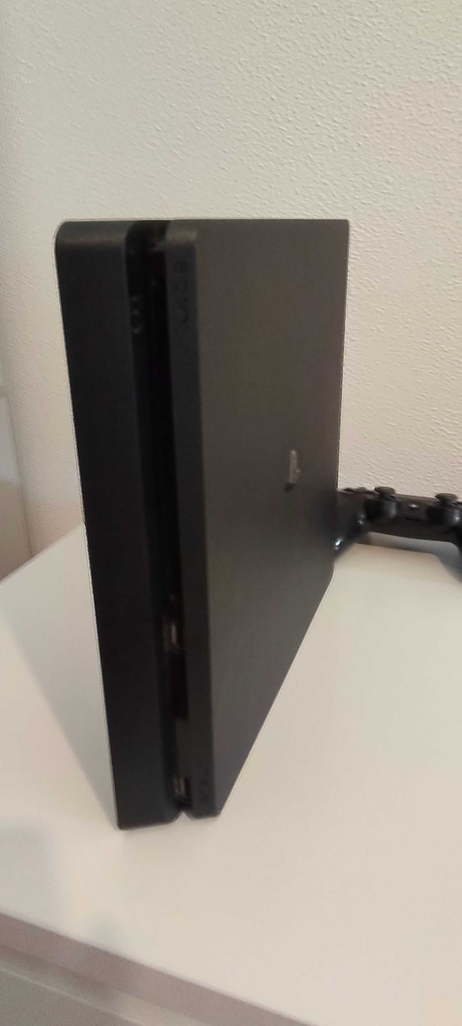 PS4 Slim 1TB + 2 Comandos