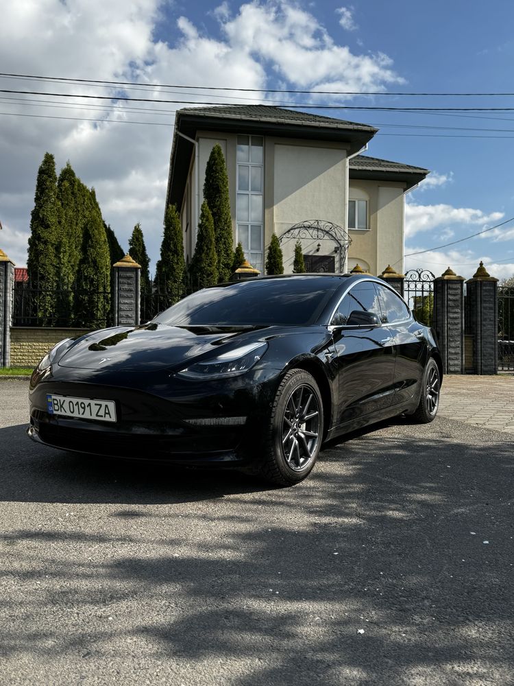 Tesla Model 3.