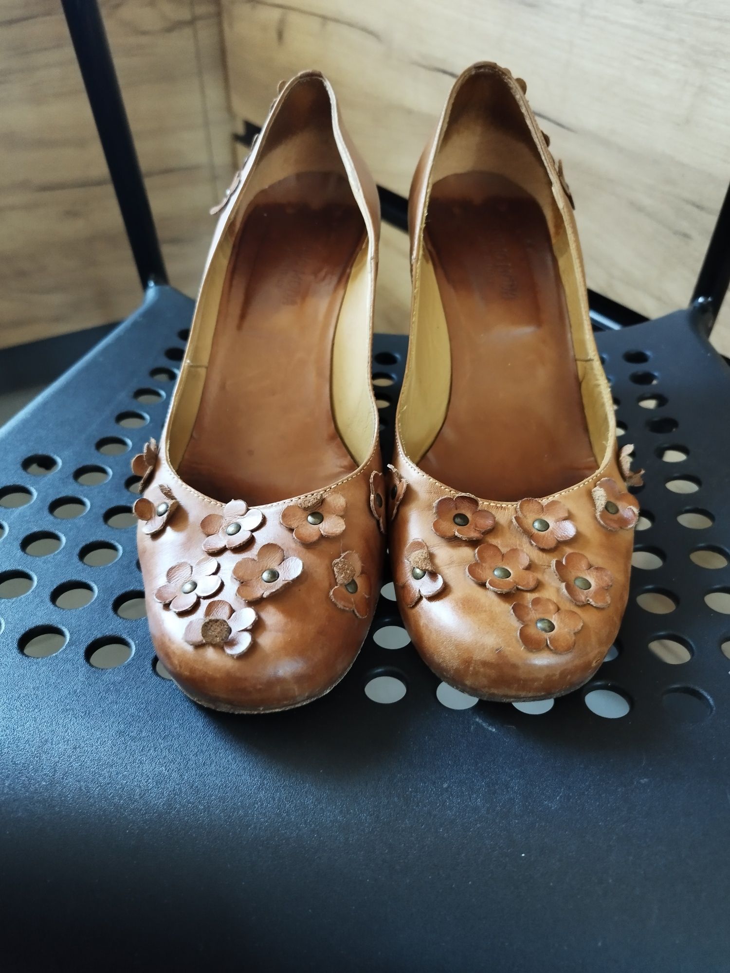 Buty na koturnie skórzane
