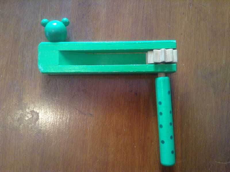 Brinquedo vintage (reco-reco)