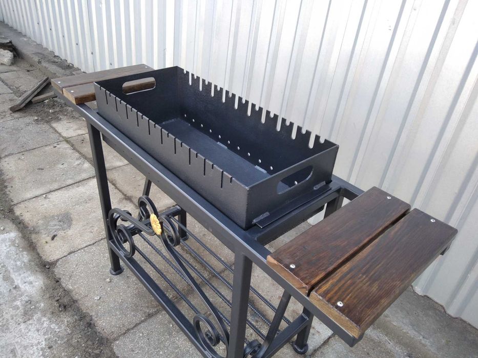 мангал стаціонарний на стійках з дерев'яними поличками/кочорга/шампура