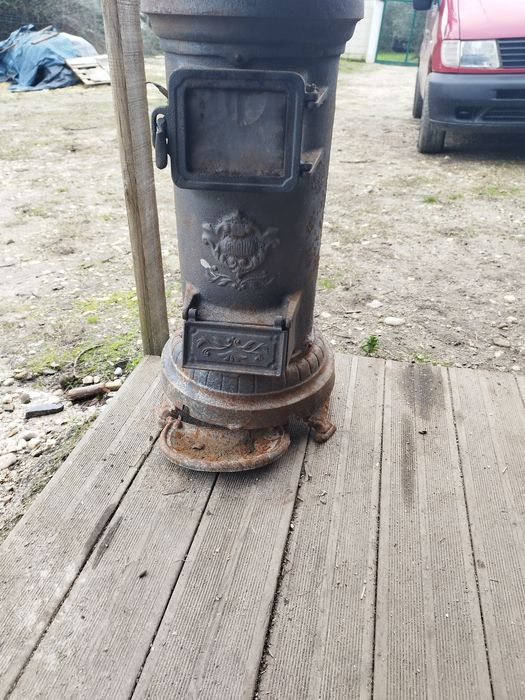 Salamandra antiga mais tubos de saída