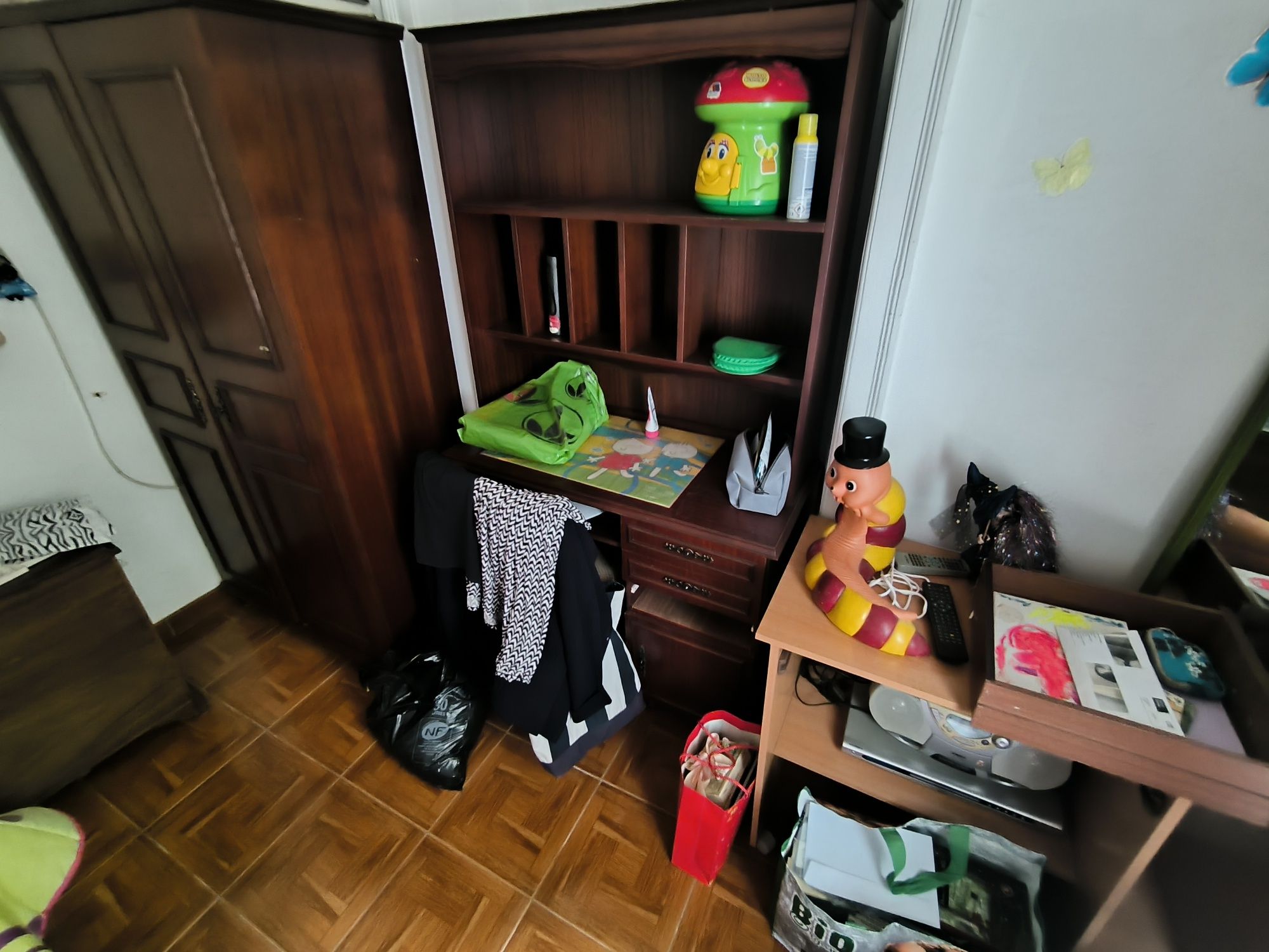 Mobília antiga de quarto em madeira (cama, roupeiro, estantes)