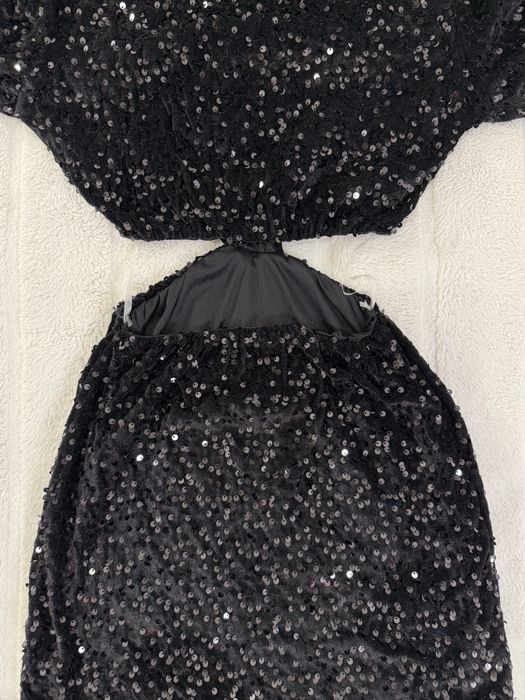 Cekinowa sukienka z wycięciem