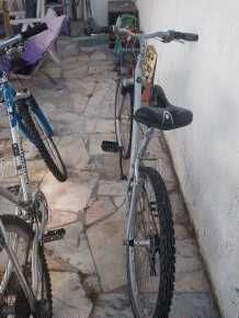 duas bicicletas.