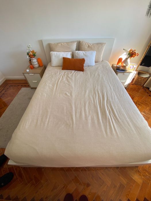 Cama Ikea Malm com 2 gavetas com rodas