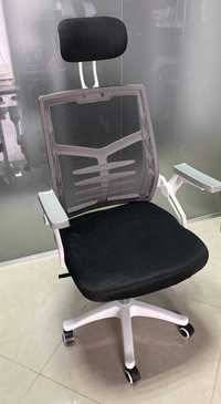 Продам офісне крісло чорно-біле
