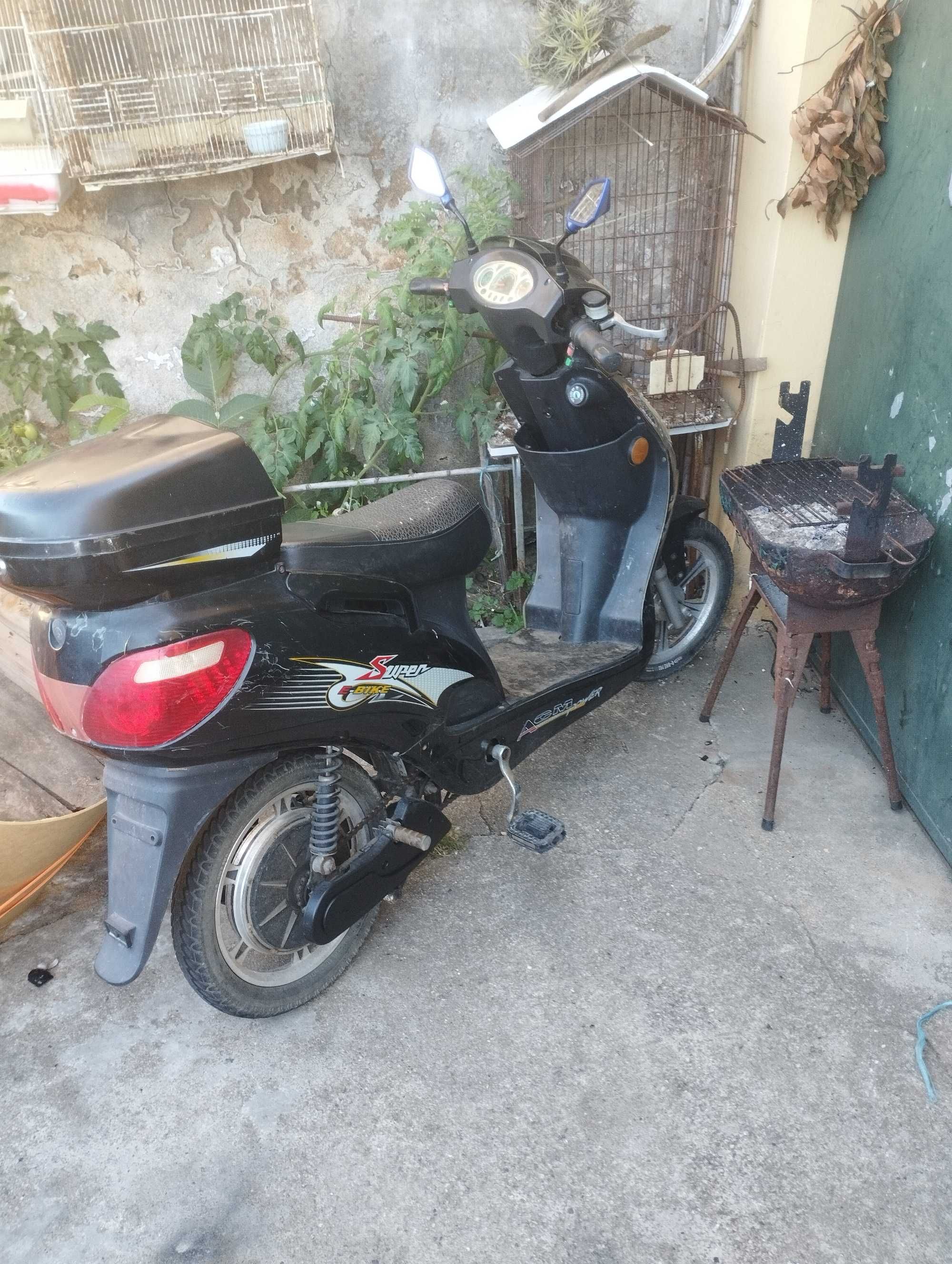 Duas motas uma gasolina e o outro elétrica com baterias novas